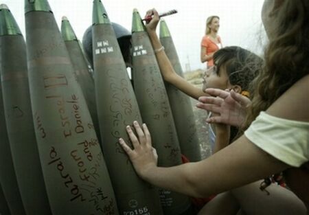 israel_lebanon_war_israeli_children_signing_missiles_israeli_children__1_HYH52_19672.jpg